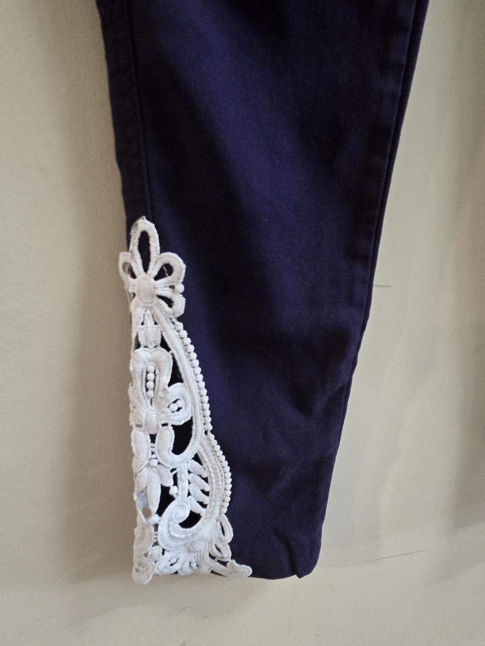 Amaryllis Navy Blue Ankle Pants White Lace Cutout Hem Size Large - Picture 2 of 4